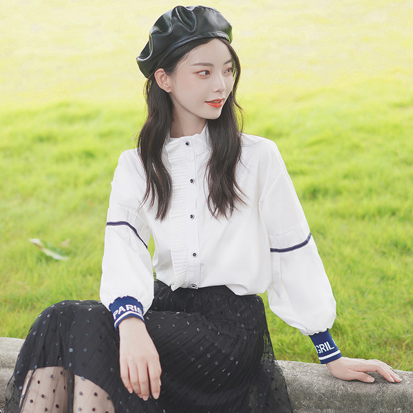 Naiste valge nööpide ja pikkade varrukatega särk