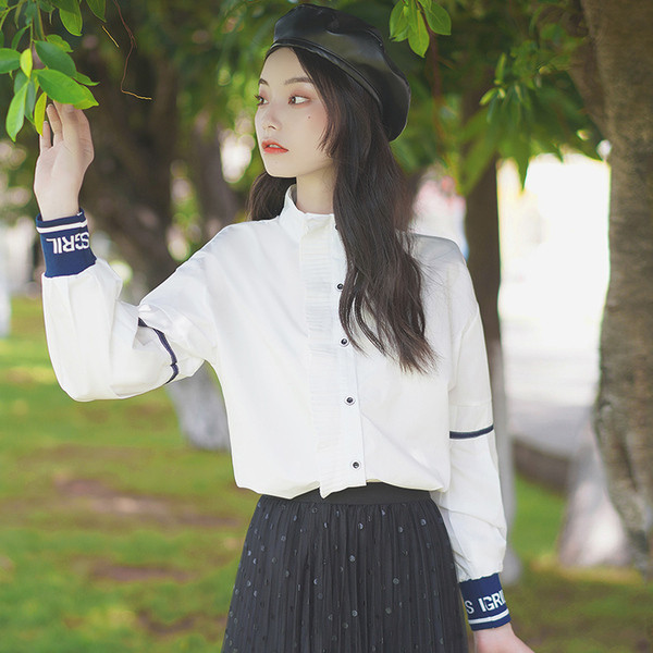 Naiste valge nööpide ja pikkade varrukatega särk