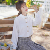 Női ing gombokkal és klasszikus gallérral, fehér színben