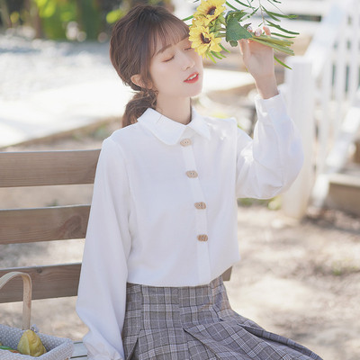 Női ing gombokkal és klasszikus gallérral, fehér színben