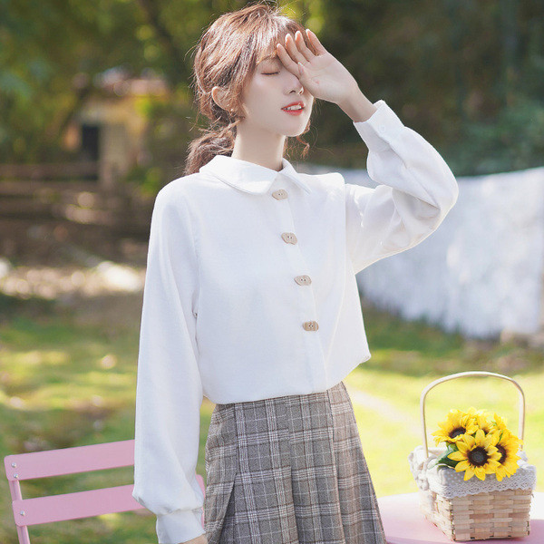 Női ing gombokkal és klasszikus gallérral, fehér színben