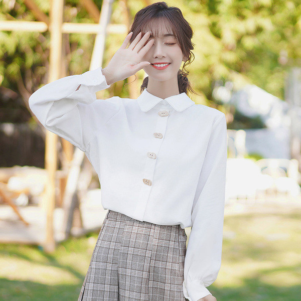 Női ing gombokkal és klasszikus gallérral, fehér színben