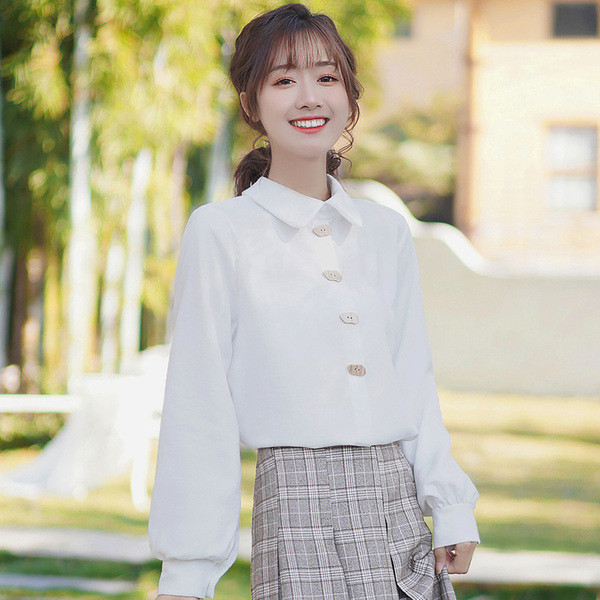 Női ing gombokkal és klasszikus gallérral, fehér színben