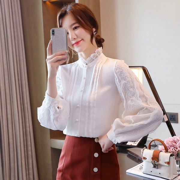 Elegáns női ing alacsony gallérral és csipkeujjakkal