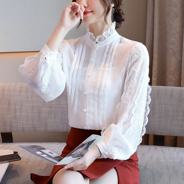 Elegáns női ing alacsony gallérral és csipkeujjakkal