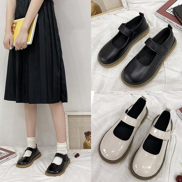 Γυναικεία παπούτσια με επίπεδη σόλα - δύο μοντέλα