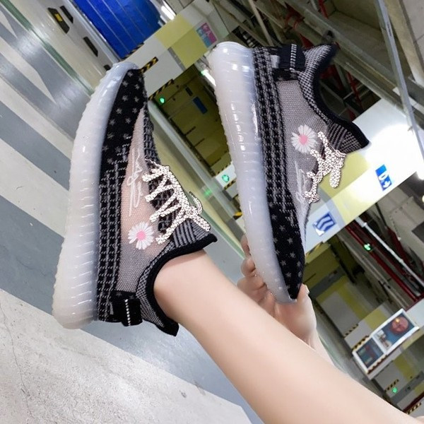 Αθλητικά και καθημερινά γυναικεία παπούτσια με κέντημα