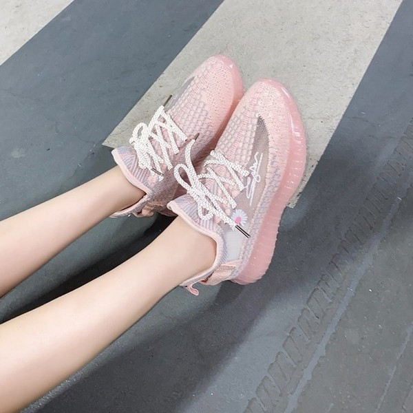 Αθλητικά και καθημερινά γυναικεία παπούτσια με κέντημα