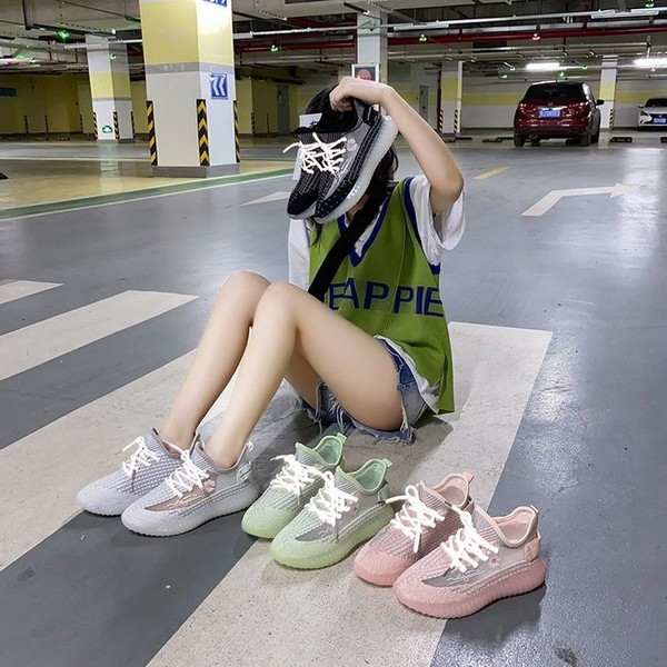 Αθλητικά και καθημερινά γυναικεία παπούτσια με κέντημα