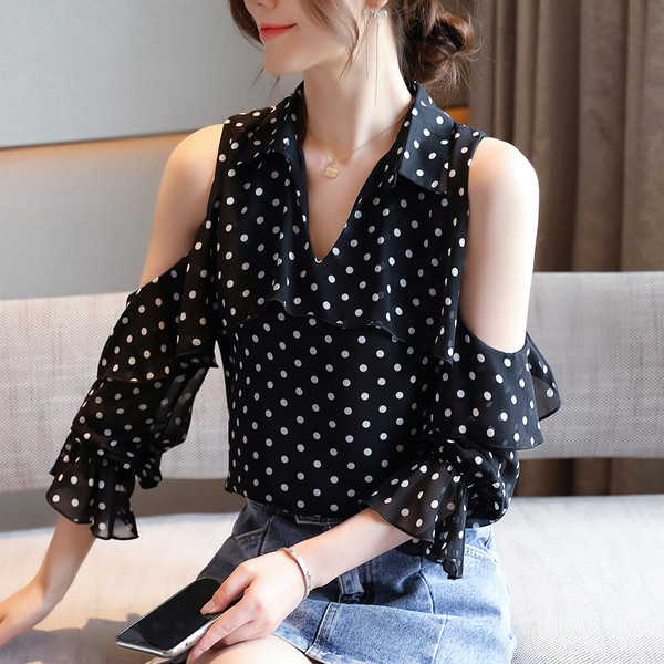 Női ing kerek nyakkivágással, kivágásokkal - pöttyökben