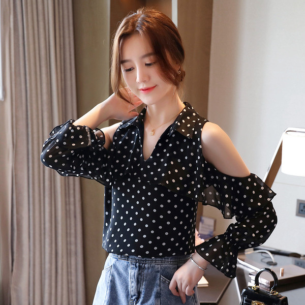 Női ing kerek nyakkivágással, kivágásokkal - pöttyökben