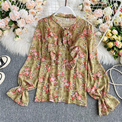 Lillemustri ja paelaga naiste särk kaeluses