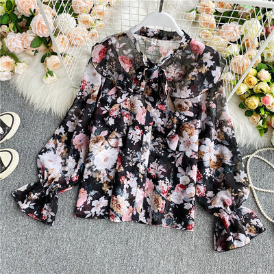 Lillemustri ja paelaga naiste särk kaeluses