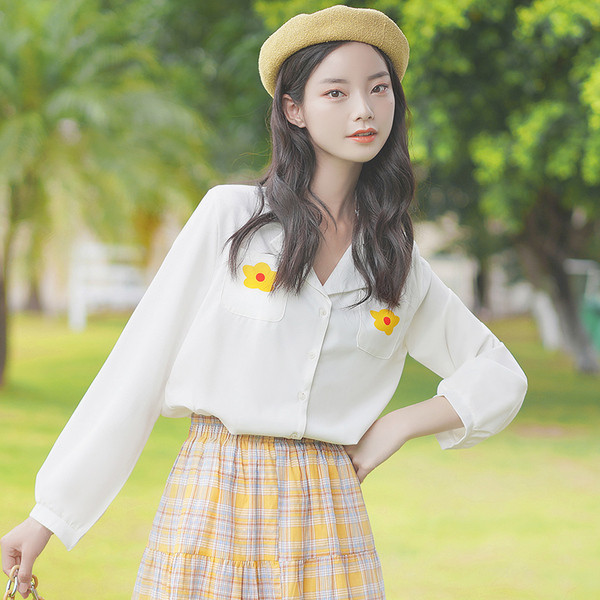 Valge trükise ja taskutega naiste särk