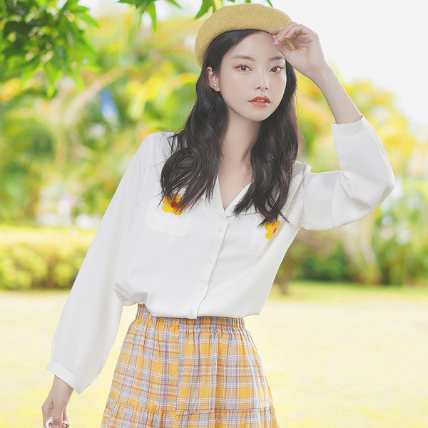 Valge trükise ja taskutega naiste särk