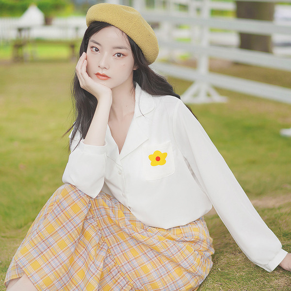 Valge trükise ja taskutega naiste särk