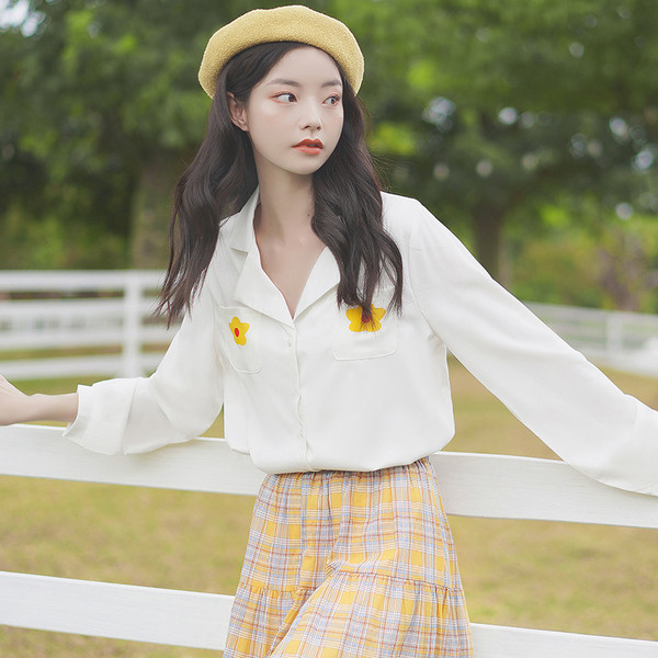 Valge trükise ja taskutega naiste särk