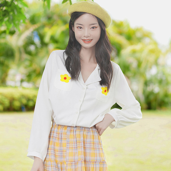 Valge trükise ja taskutega naiste särk