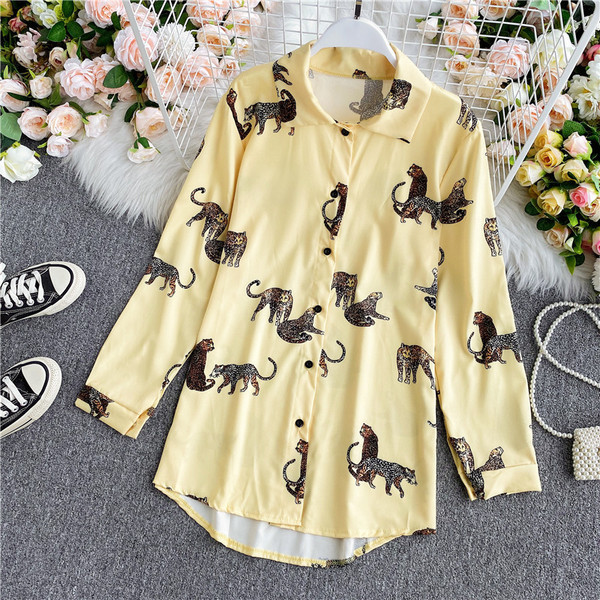 Női ing klasszikus gallérral és leopárdmintával