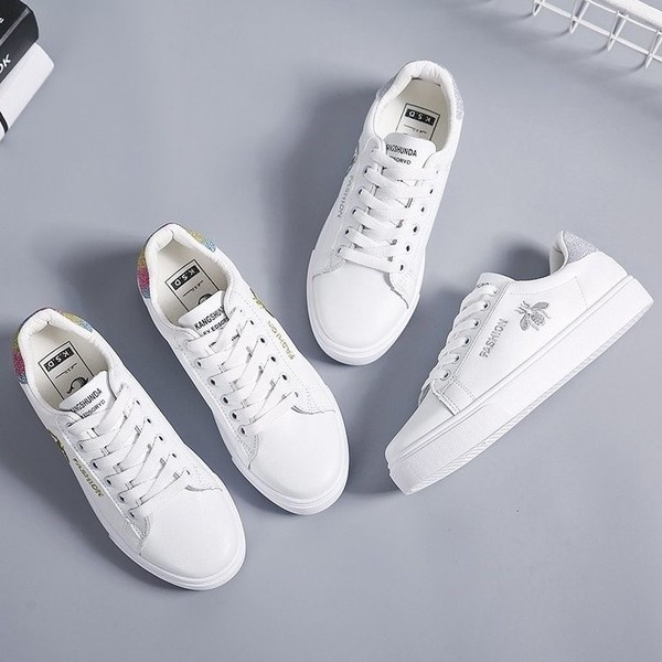 Fehér női bőr tornacipő hímzéssel