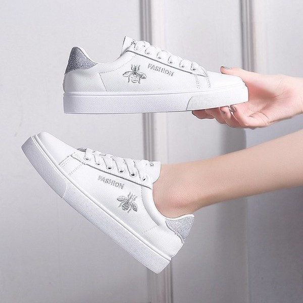 Fehér női bőr tornacipő hímzéssel