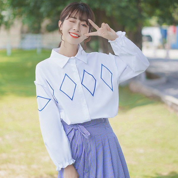 Klassikalise krae ja nööpidega naiste särk