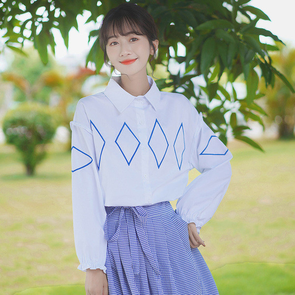 Klassikalise krae ja nööpidega naiste särk