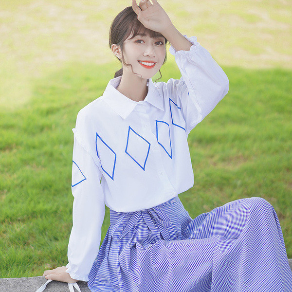 Klassikalise krae ja nööpidega naiste särk