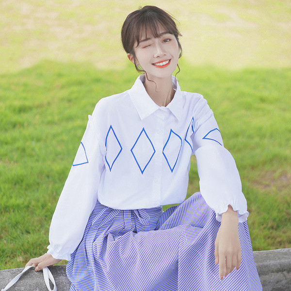 Klassikalise krae ja nööpidega naiste särk