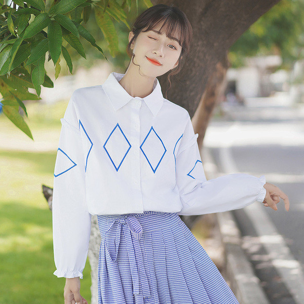 Klassikalise krae ja nööpidega naiste särk