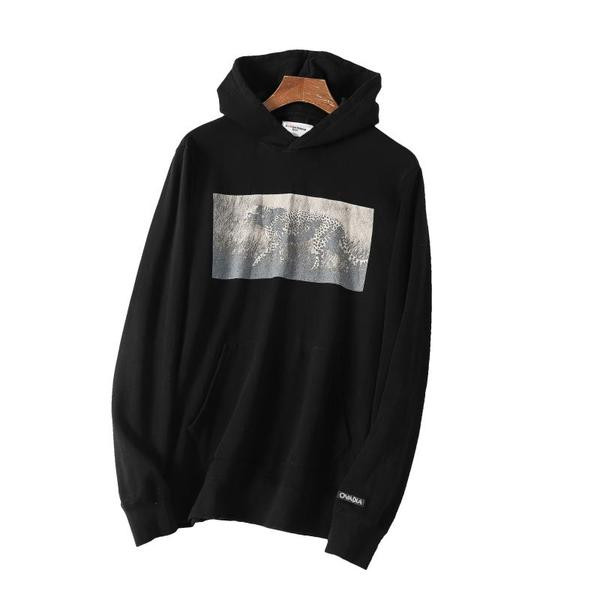 Uue mudeli aplikatsiooni ja kapuutsiga sügisene dressipluus