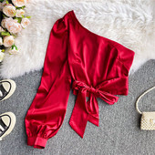 Stílusos női ing egy ujjal és szalaggal