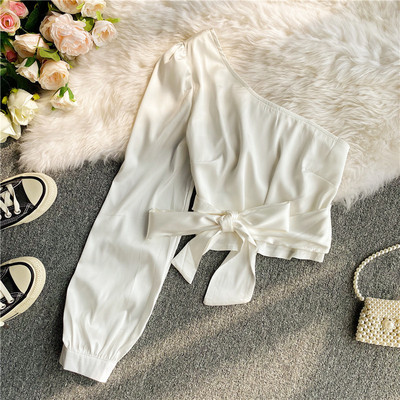 Stílusos női ing egy ujjal és szalaggal