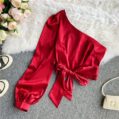 Stílusos női ing egy ujjal és szalaggal