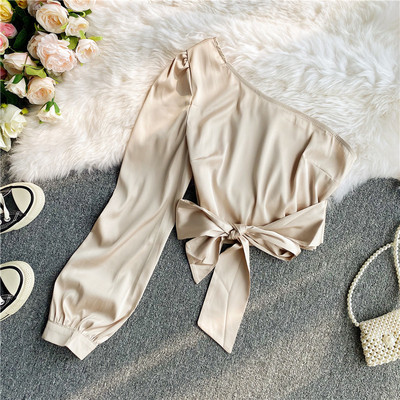 Stílusos női ing egy ujjal és szalaggal