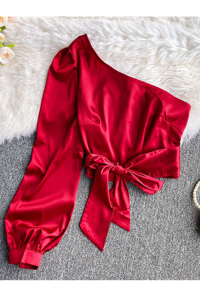 Stílusos női ing egy ujjal és szalaggal