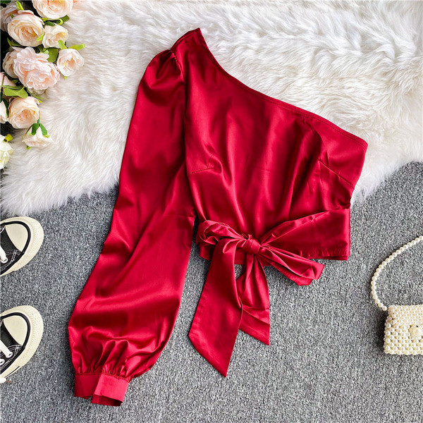 Stílusos női ing egy ujjal és szalaggal