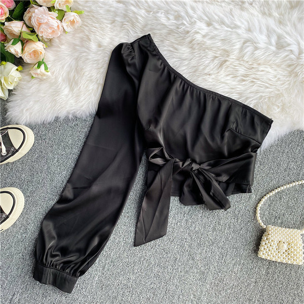 Stílusos női ing egy ujjal és szalaggal