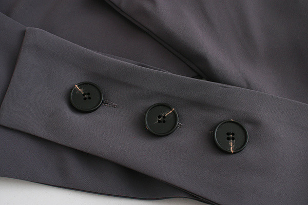 Asümmeetrilisest jakist ja pikkadest pükstest moodne ülikond