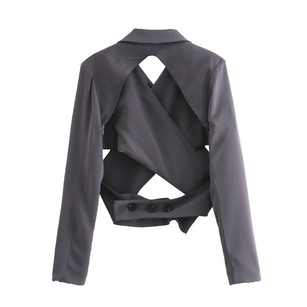 Asümmeetrilisest jakist ja pikkadest pükstest moodne ülikond