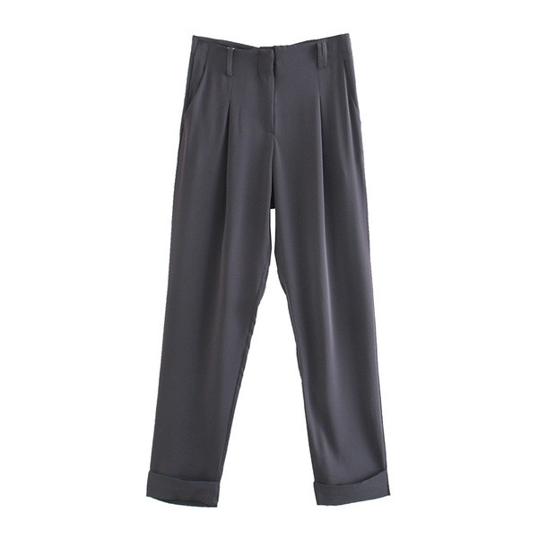 Asümmeetrilisest jakist ja pikkadest pükstest moodne ülikond