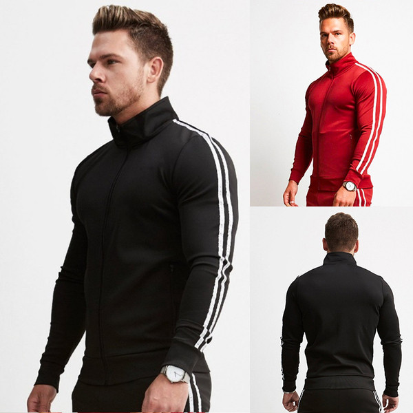 Férfi sportpulóver magas gallérral és szegéllyel az ujjakon