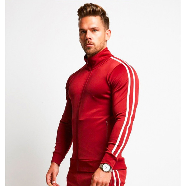 Férfi sportpulóver magas gallérral és szegéllyel az ujjakon