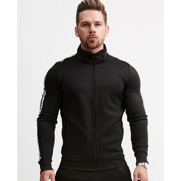 Férfi sportpulóver magas gallérral és szegéllyel az ujjakon