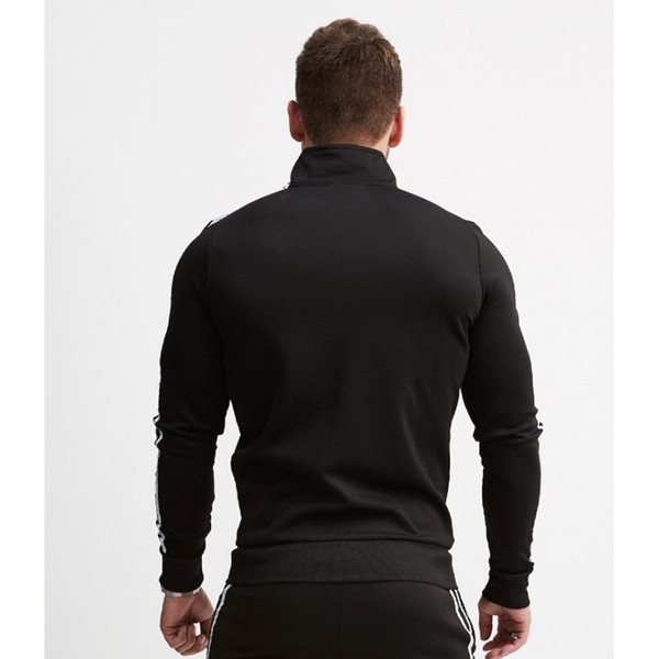 Férfi sportpulóver magas gallérral és szegéllyel az ujjakon