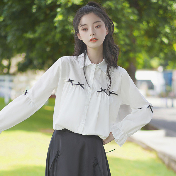 Naiste vabaajasärk klassikalise krae ja valgete paeltega