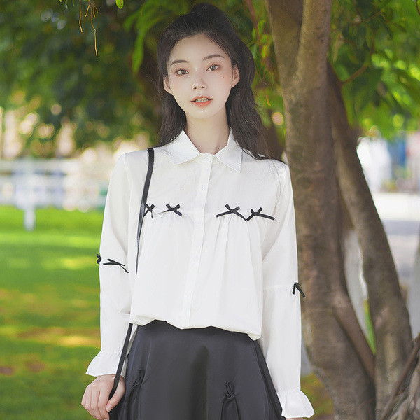 Naiste vabaajasärk klassikalise krae ja valgete paeltega