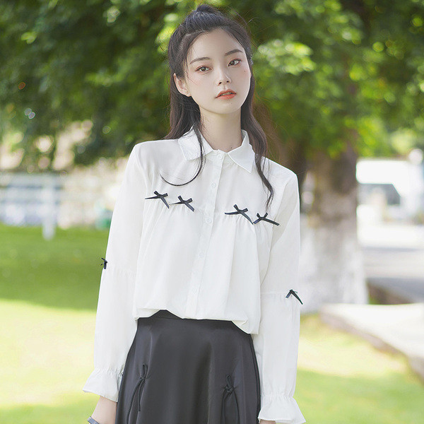 Naiste vabaajasärk klassikalise krae ja valgete paeltega