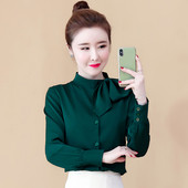 Elegáns női ing alacsony gallérral és hosszú ujjal