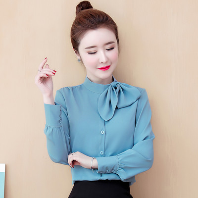 Elegáns női ing alacsony gallérral és hosszú ujjal